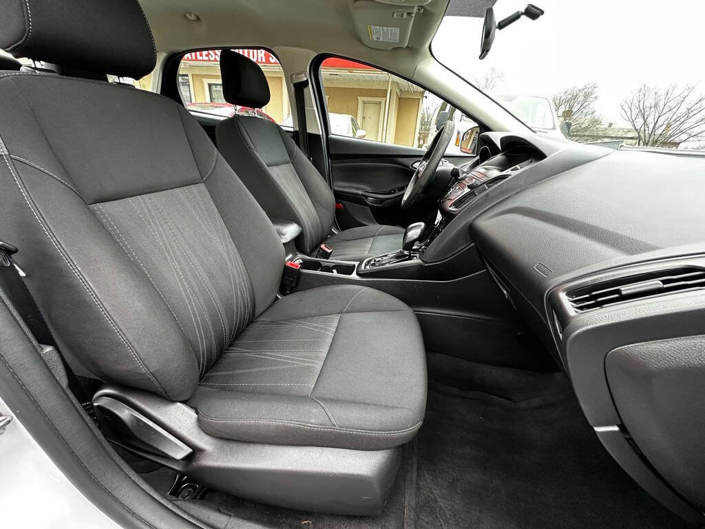 Used 2018 Ford Focus SE w/ SE Appearance Package image 10