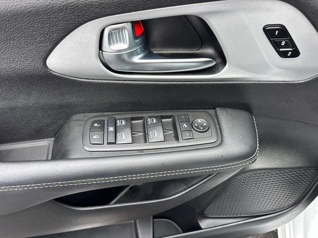 Used 2025 Chrysler Pacifica Limited FWD image 14
