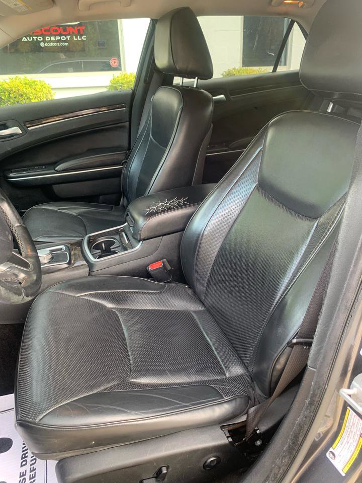 Used 2018 Chrysler 300 Limited RWD image 7