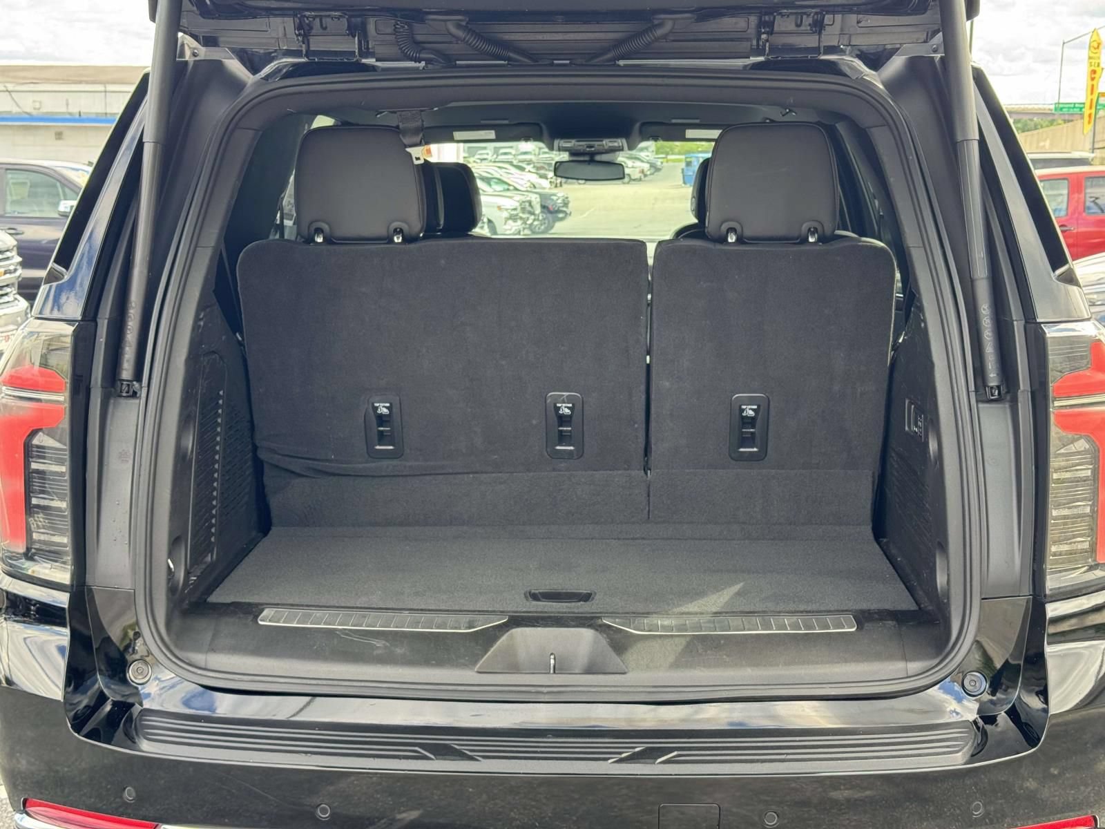 Used 2025 Chevrolet Tahoe Premier AWD/4WD image 17