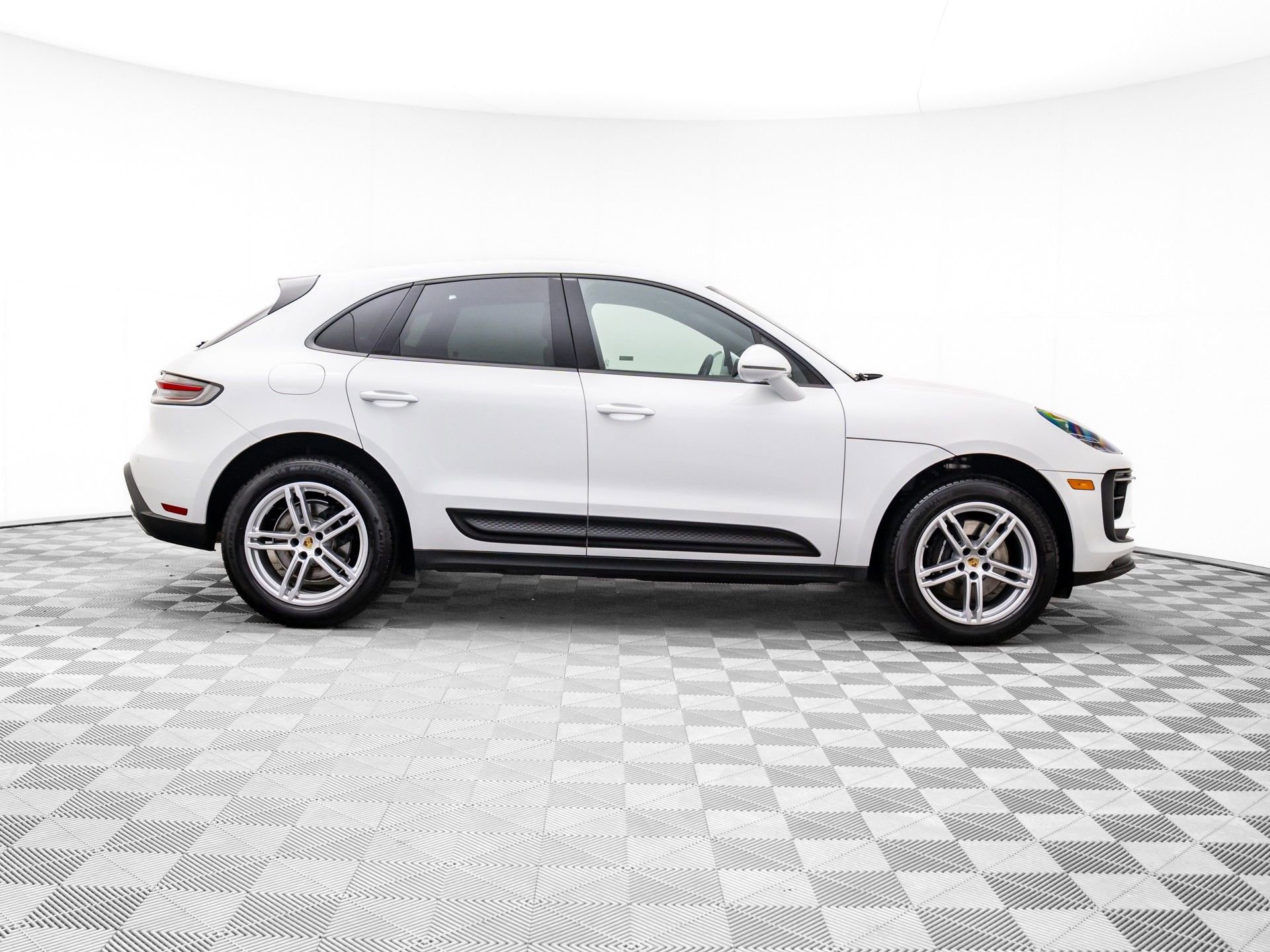 Certified 2025 Porsche Macan image 7