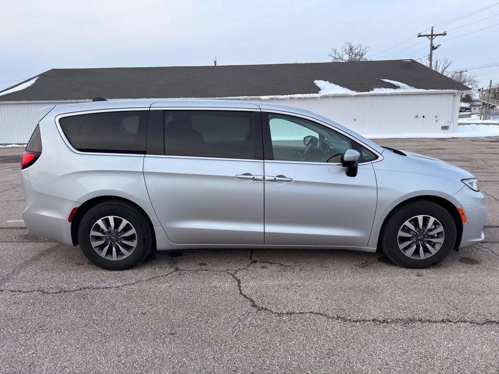Used 2023 Chrysler Pacifica Touring-L image 6