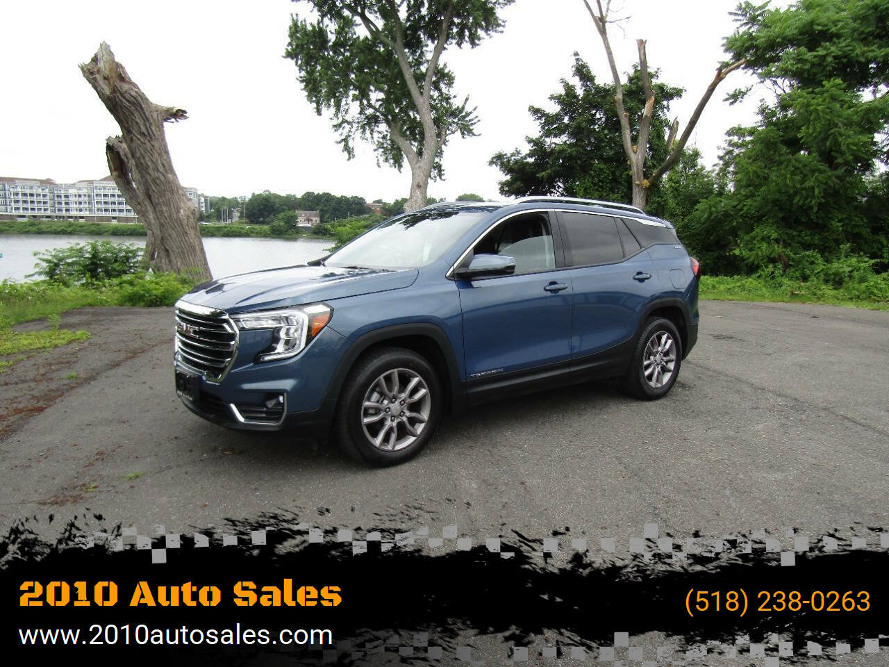Used 2024 GMC Terrain SLT AWD/4WD image 1