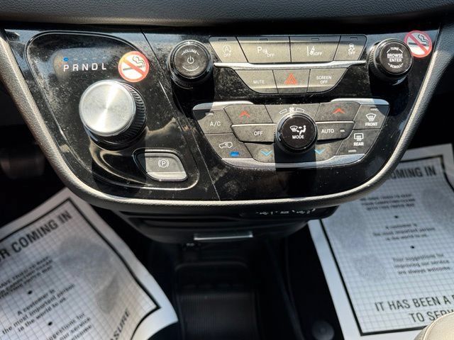 Used 2025 Chrysler Pacifica Select FWD image 18