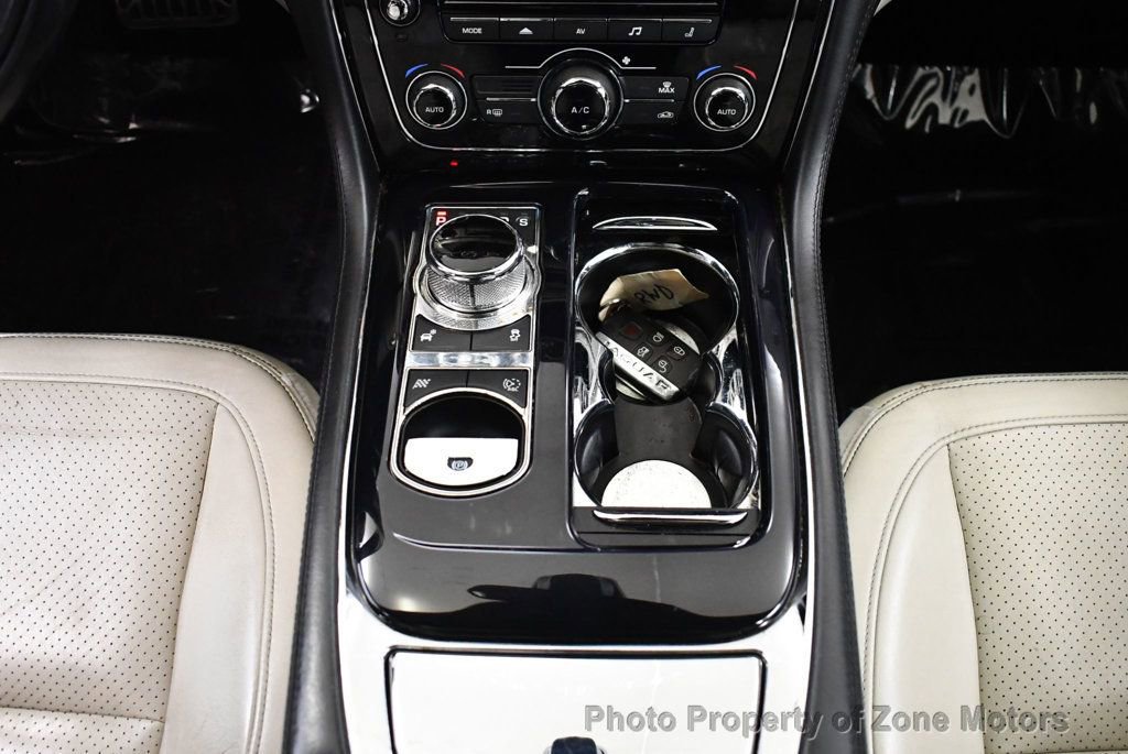 Used 2015 Jaguar XJ image 28