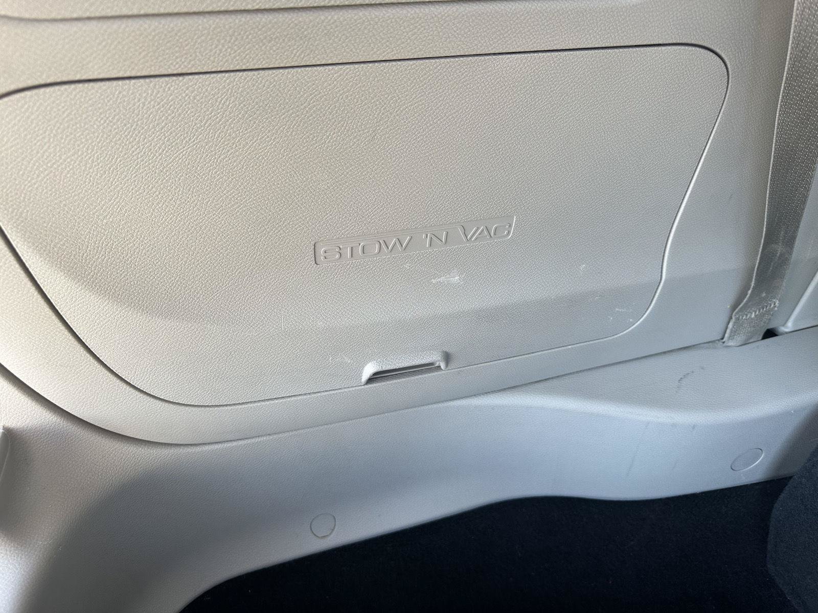 Used 2018 Chrysler Pacifica Limited w/ Tire & Wheel Group FWD image 22