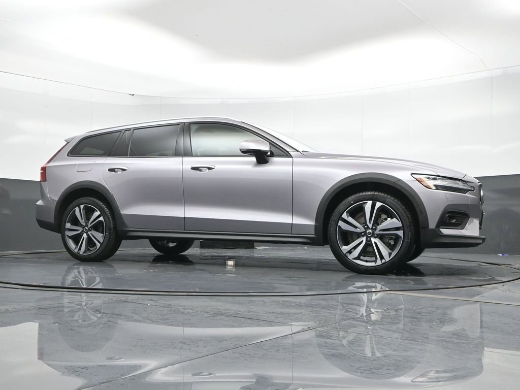 New 2026 Volvo V60 B5 Cross Country Plus w/ Climate Package image 40