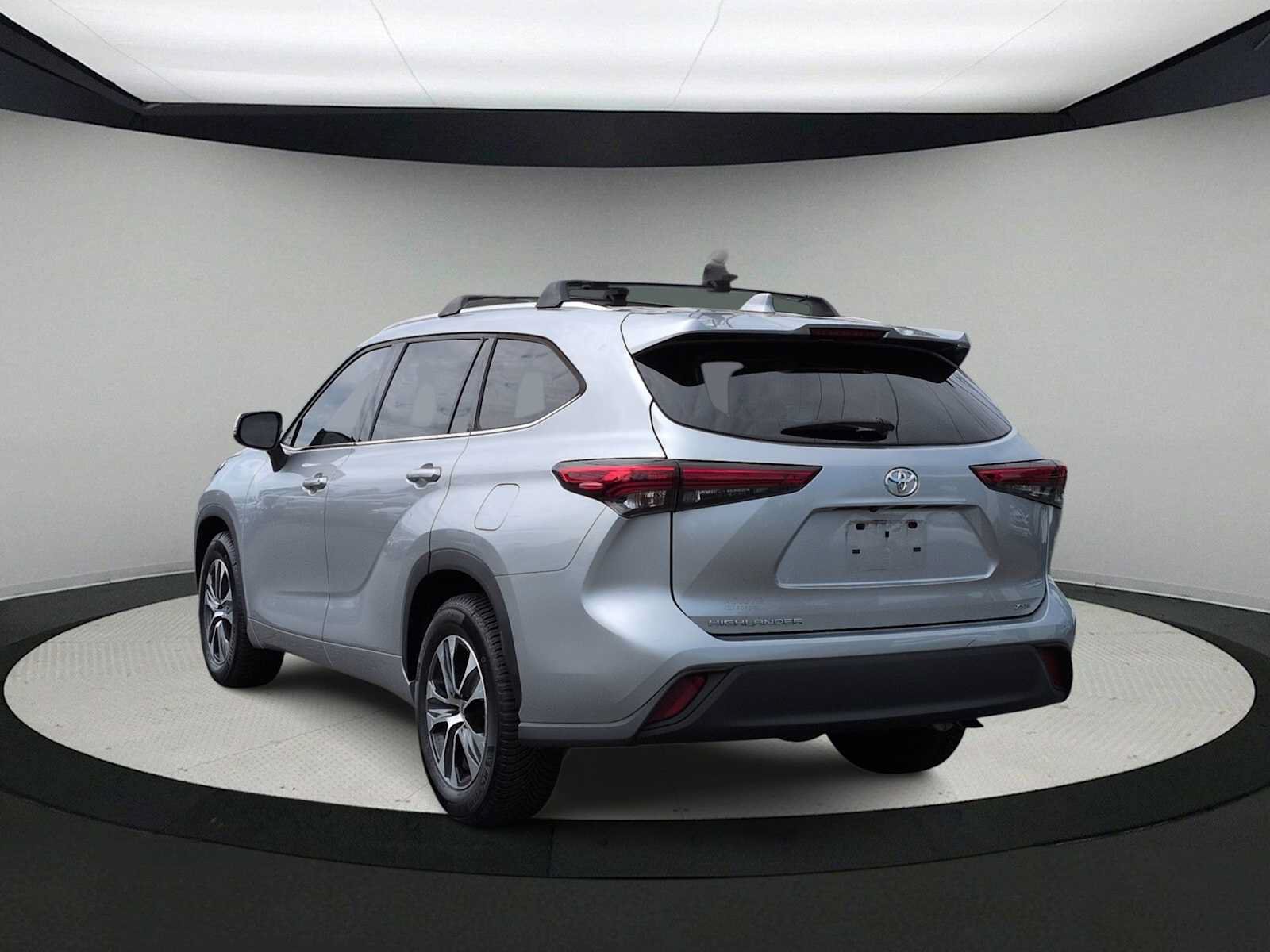 Used 2021 Toyota Highlander XLE FWD image 6