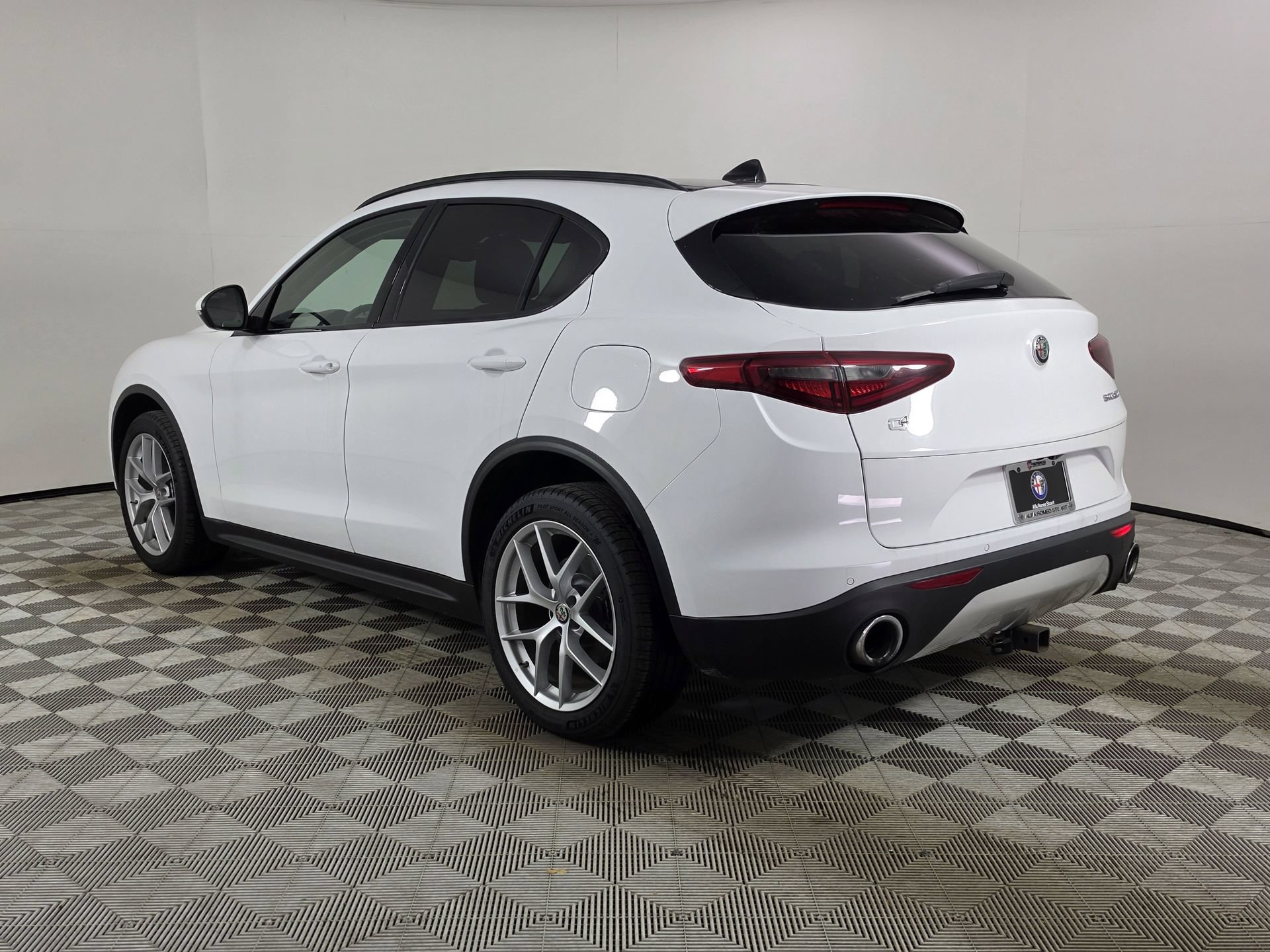 Used 2019 Alfa Romeo Stelvio Sport w/ Quick Order Package 22J Sport AWD/4WD image 5