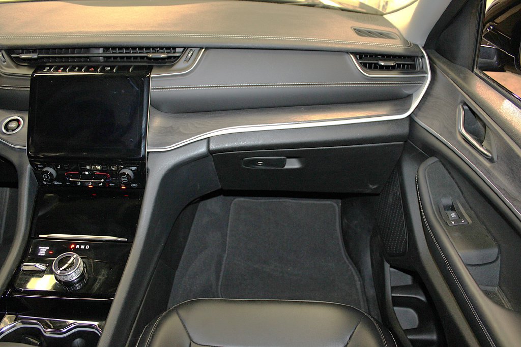 Certified 2023 Jeep Grand Cherokee L Limited AWD/4WD image 33