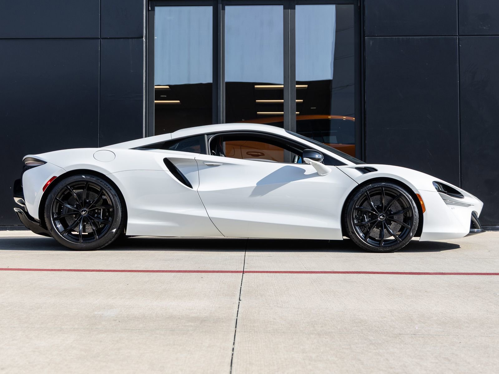 Used 2024 McLaren Artura image 11