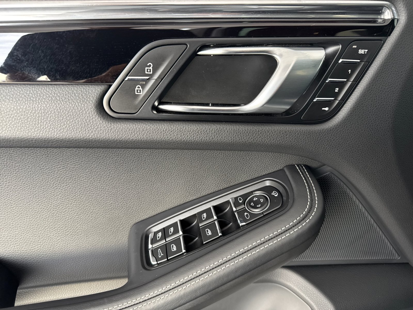 Certified 2025 Porsche Macan AWD/4WD image 12