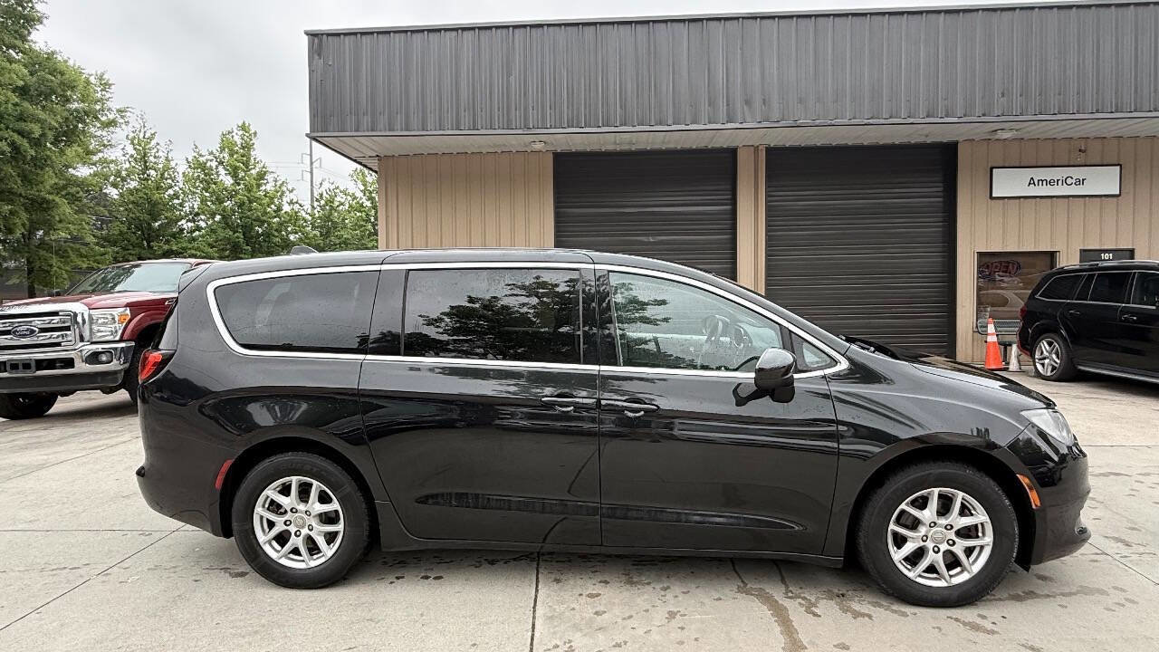 Used 2017 Chrysler Pacifica Touring FWD image 17