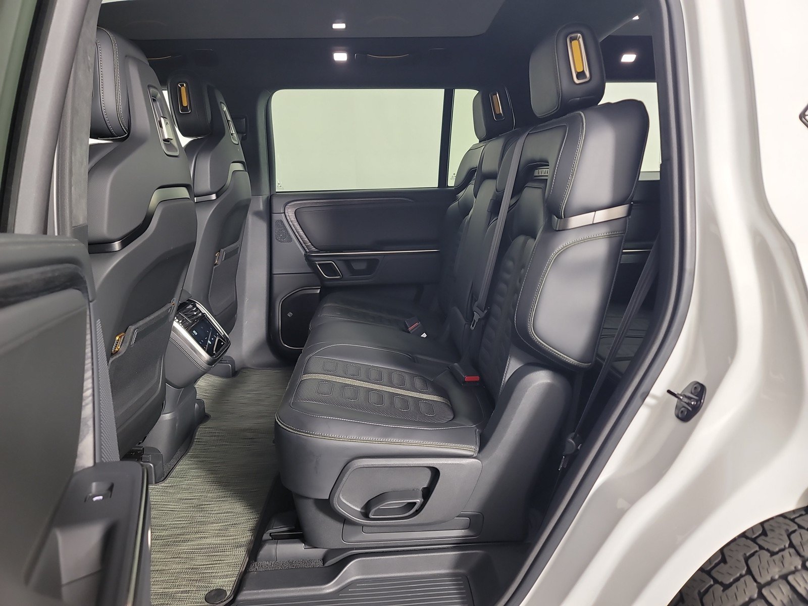 Used 2024 Rivian R1S Adventure AWD/4WD image 21