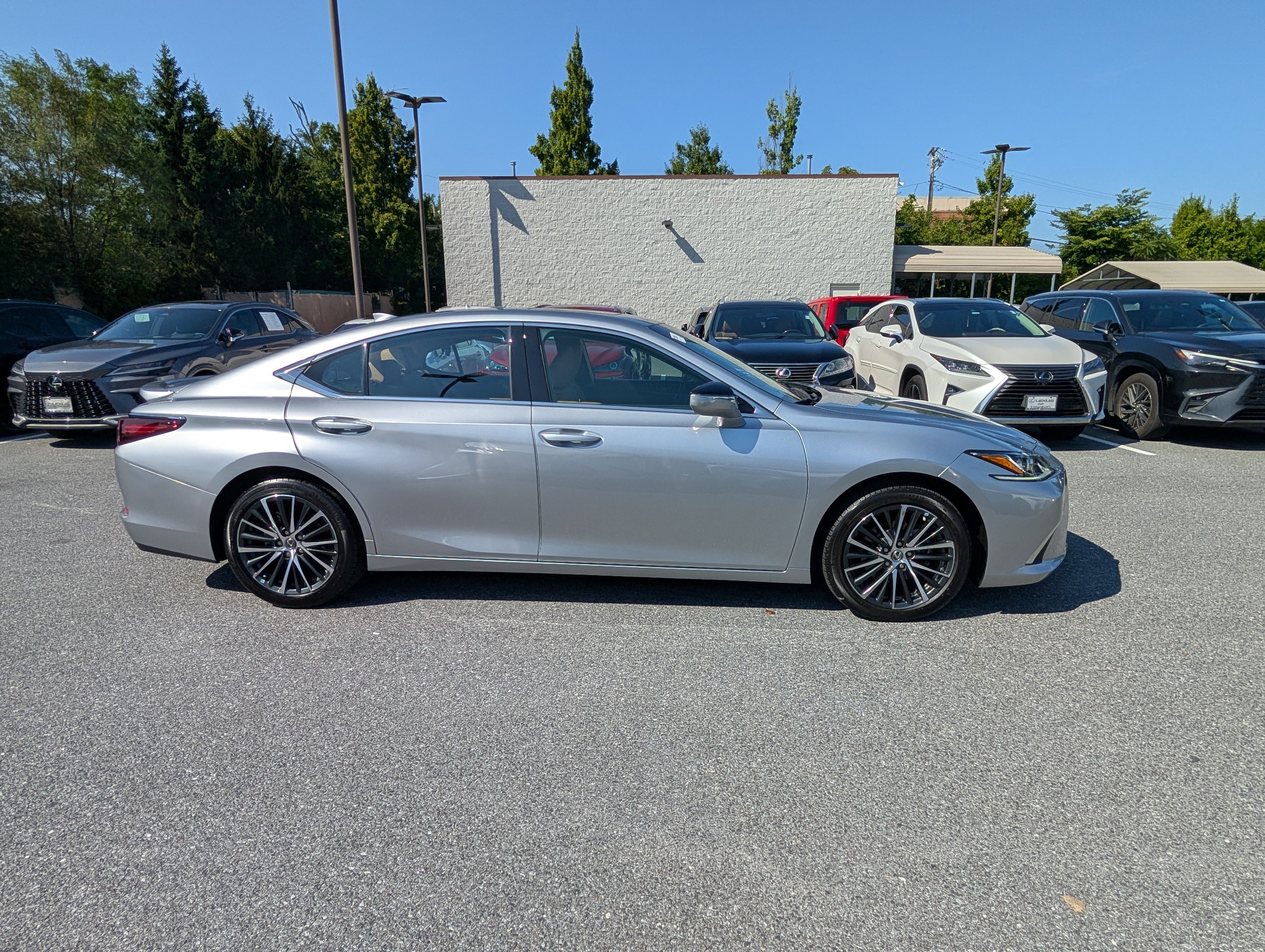 Certified 2024 Lexus ES 350 w/ Premium Package FWD image 2
