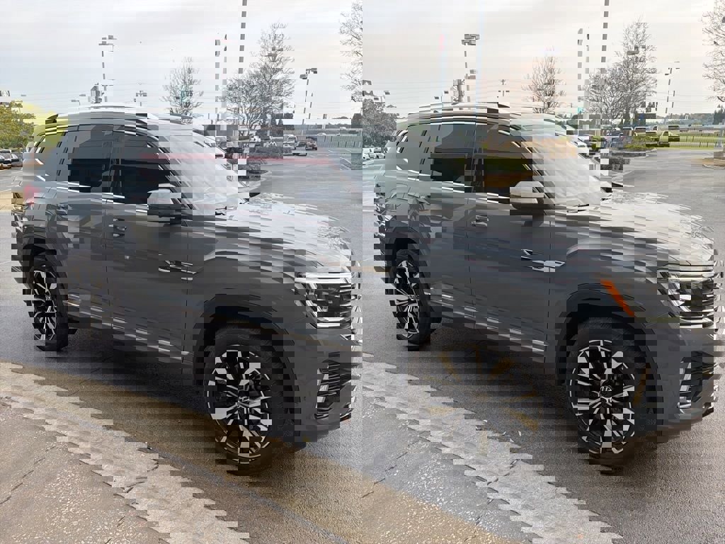 Used 2025 Volkswagen Atlas SEL Premium R-Line image 2