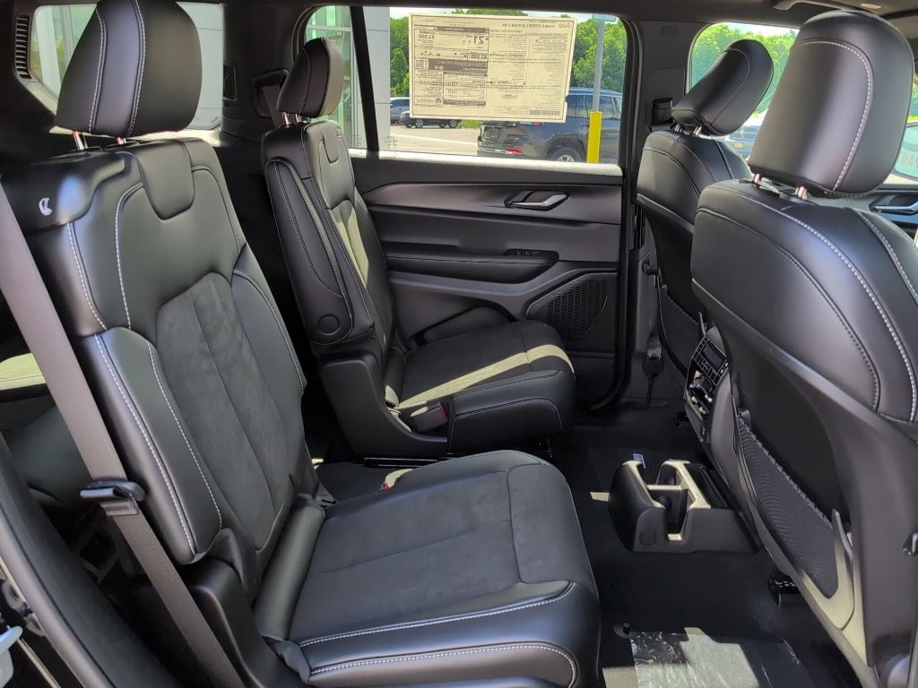 New 2025 Jeep Grand Cherokee L Altitude image 11