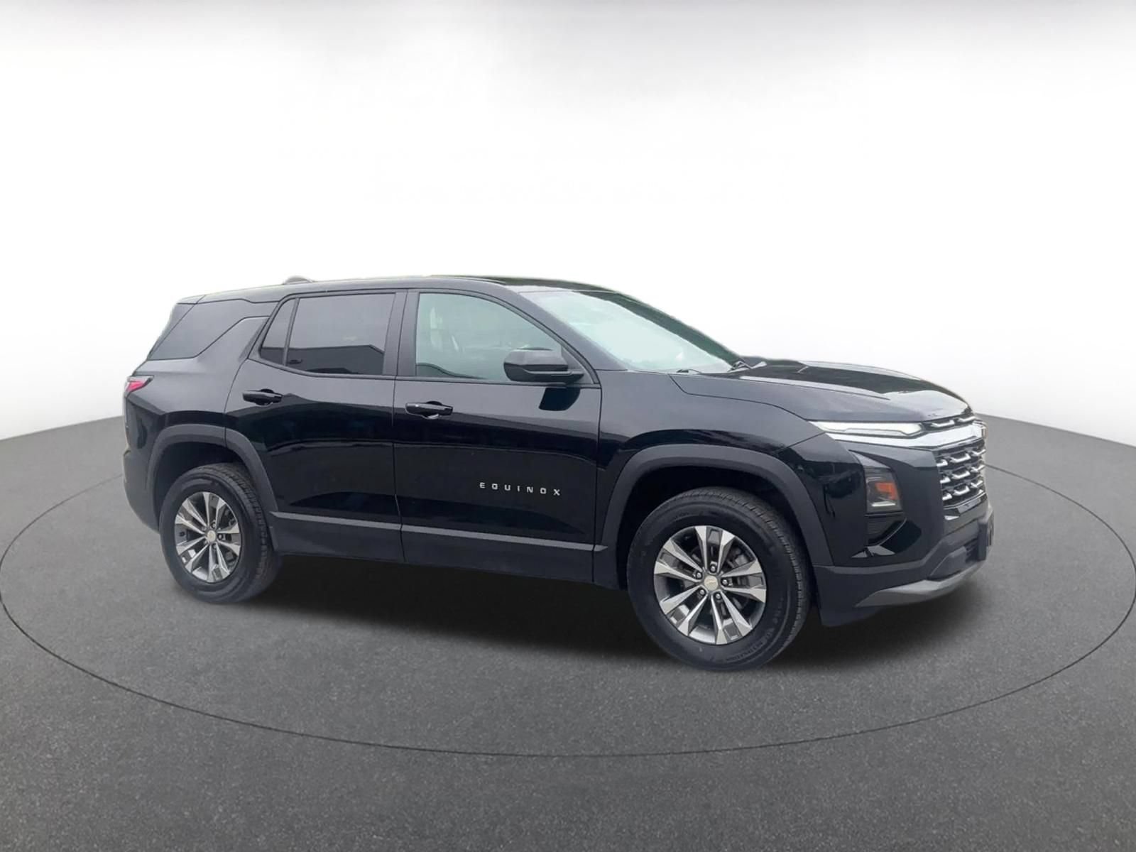 Used 2025 Chevrolet Equinox LT FWD image 2