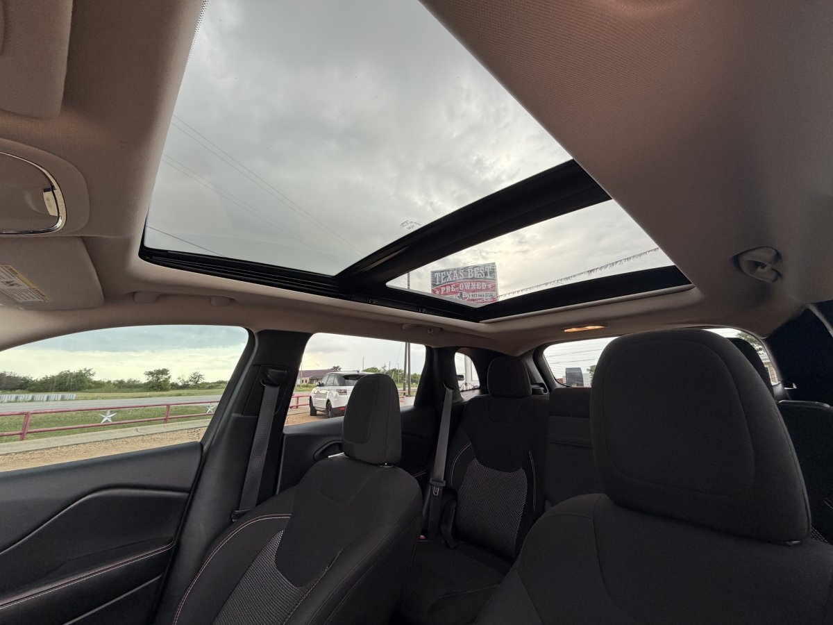 Used 2016 Jeep Cherokee 75th Anniversary FWD image 18