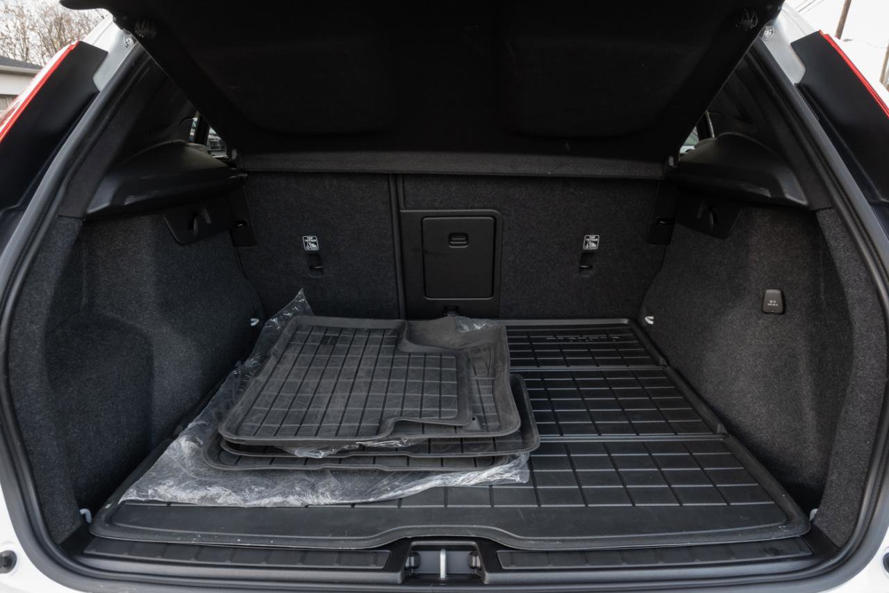 Used 2023 Volvo XC40 B5 Plus AWD/4WD image 24