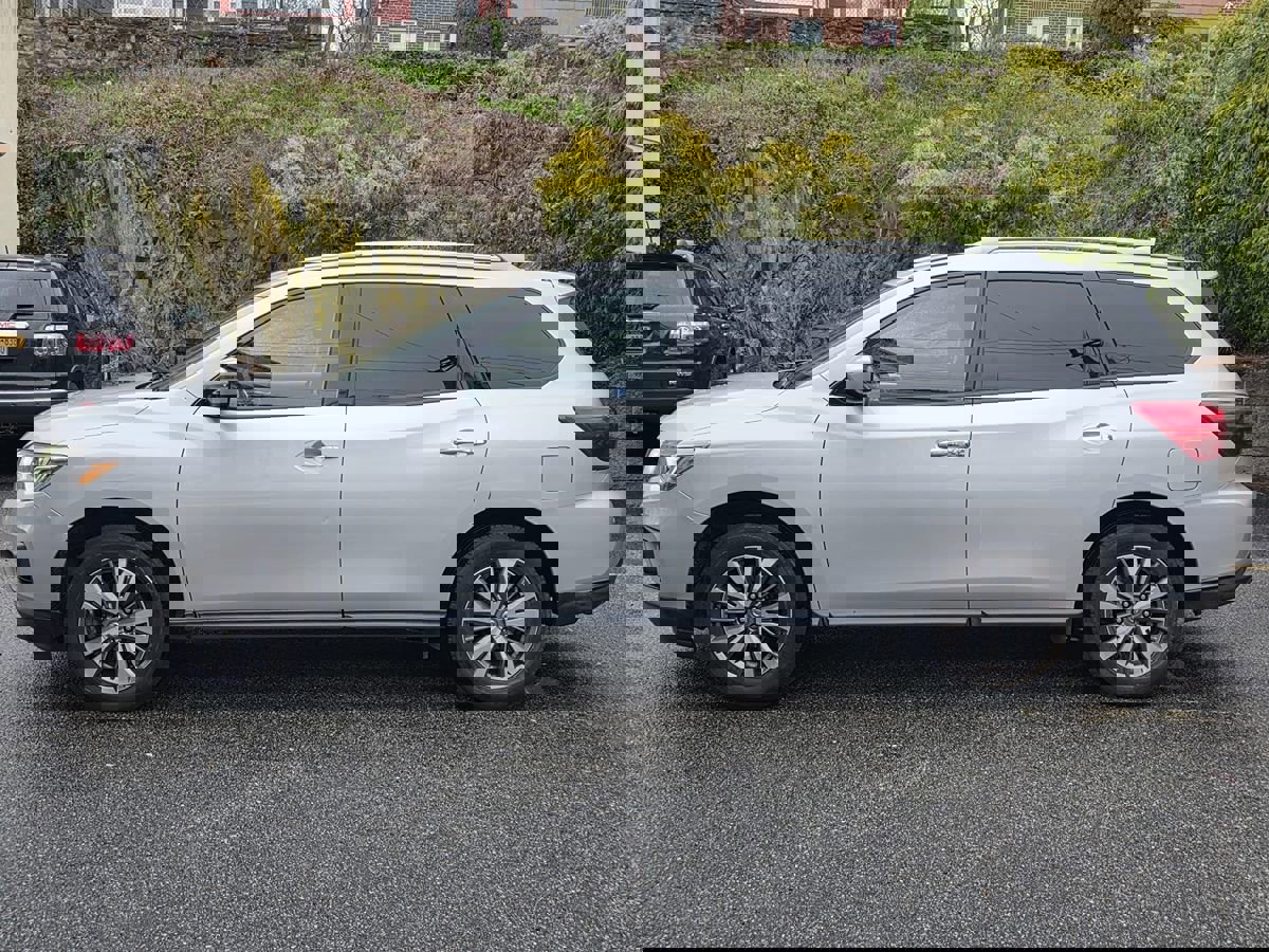 Used 2019 Nissan Pathfinder SV image 2