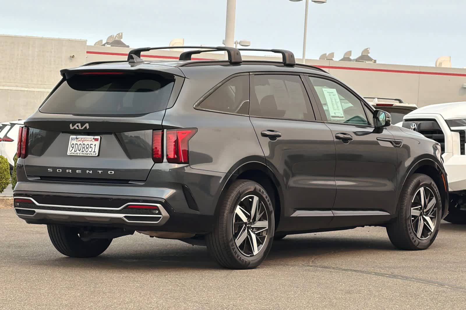 Used 2022 Kia Sorento S FWD image 2