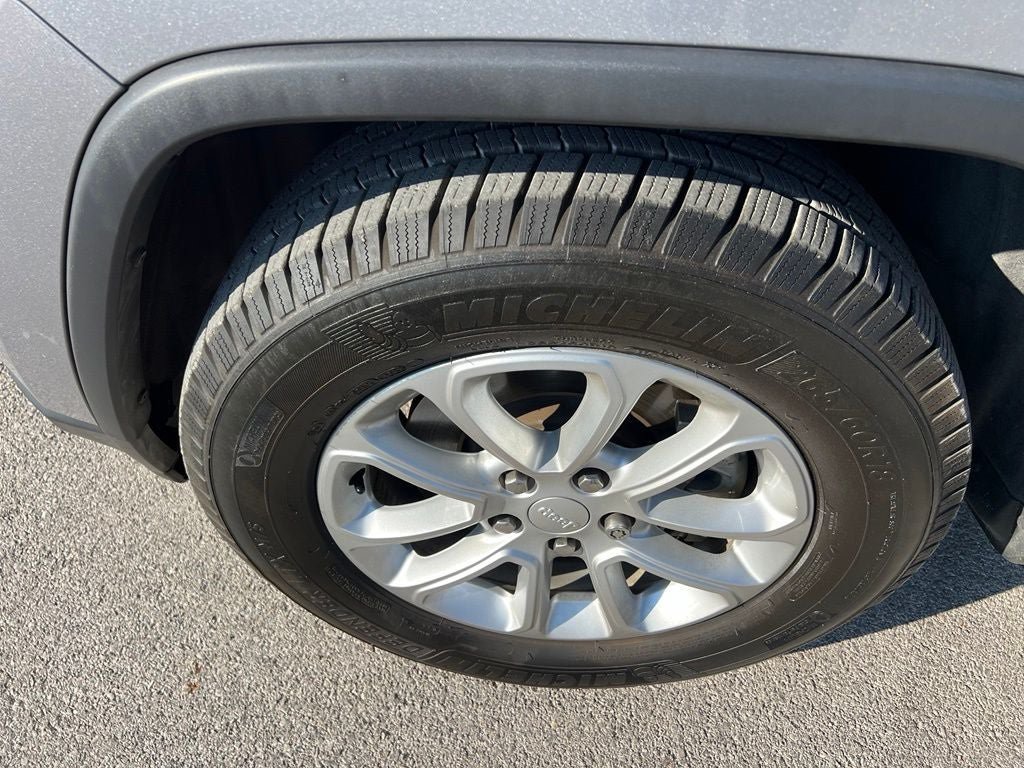 Used 2021 Jeep Grand Cherokee Laredo RWD image 9