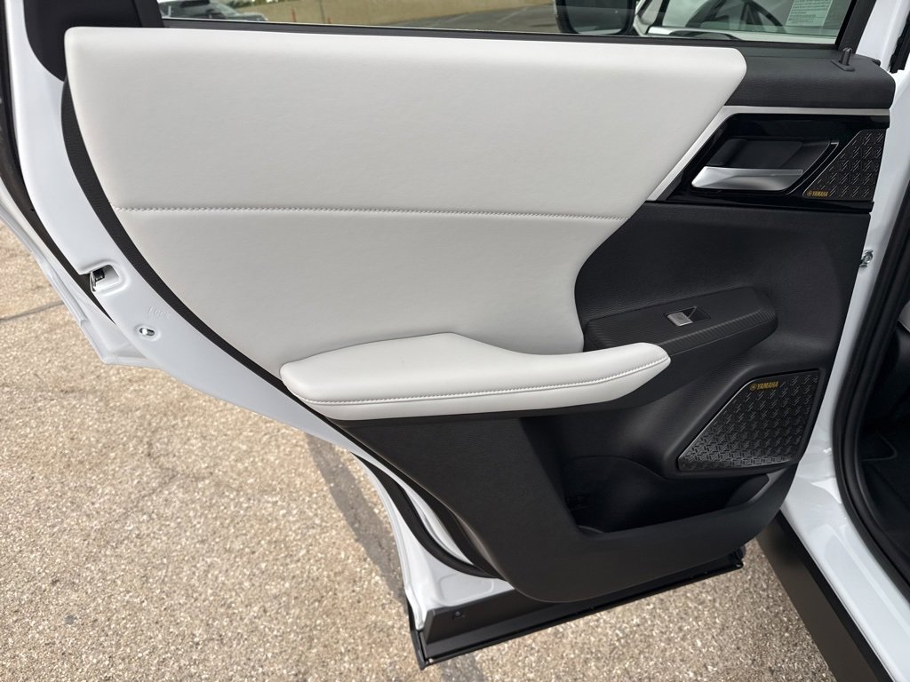 New 2025 Mitsubishi Outlander SE image 29