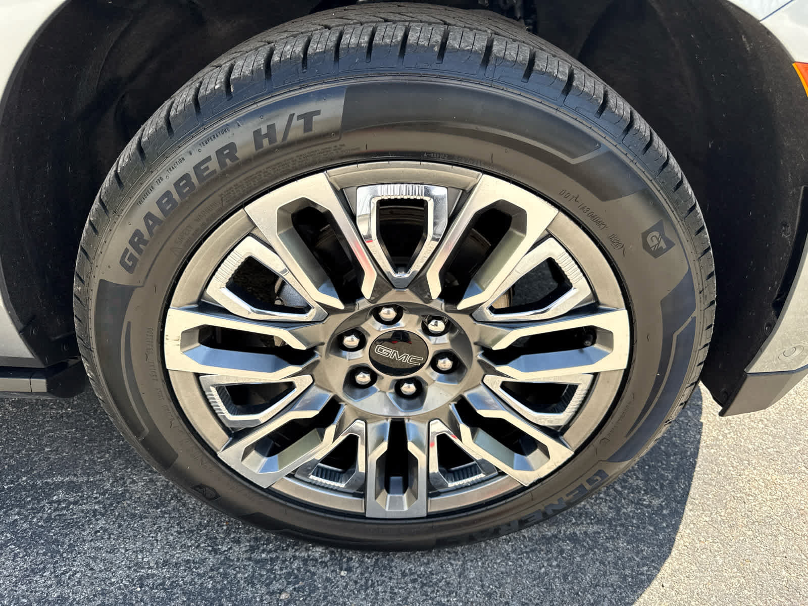 Used 2023 GMC Yukon XL Denali Ultimate AWD/4WD image 9