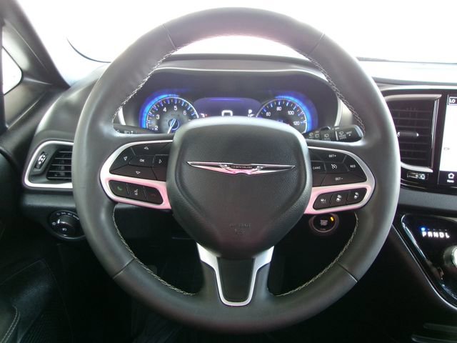 Used 2025 Chrysler Pacifica Select image 9
