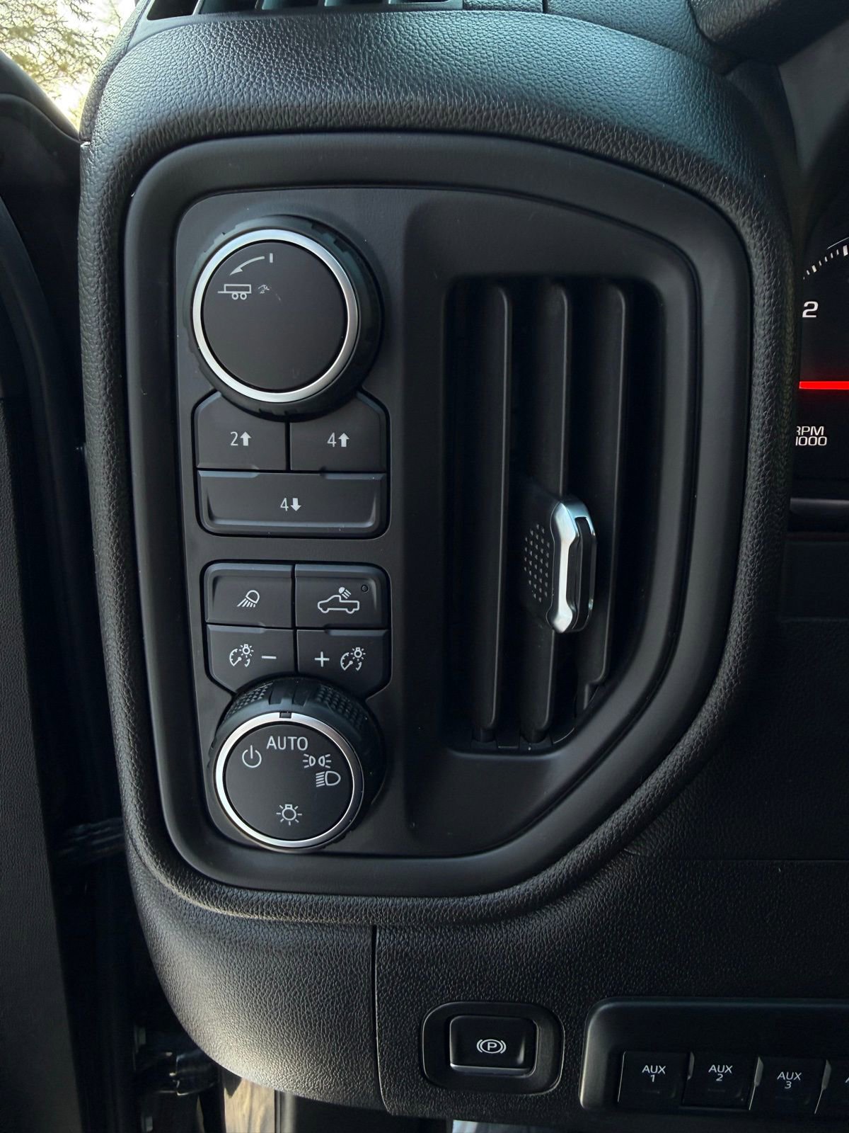 Used 2025 Chevrolet Silverado 2500 Custom w/ Custom Value Package image 15