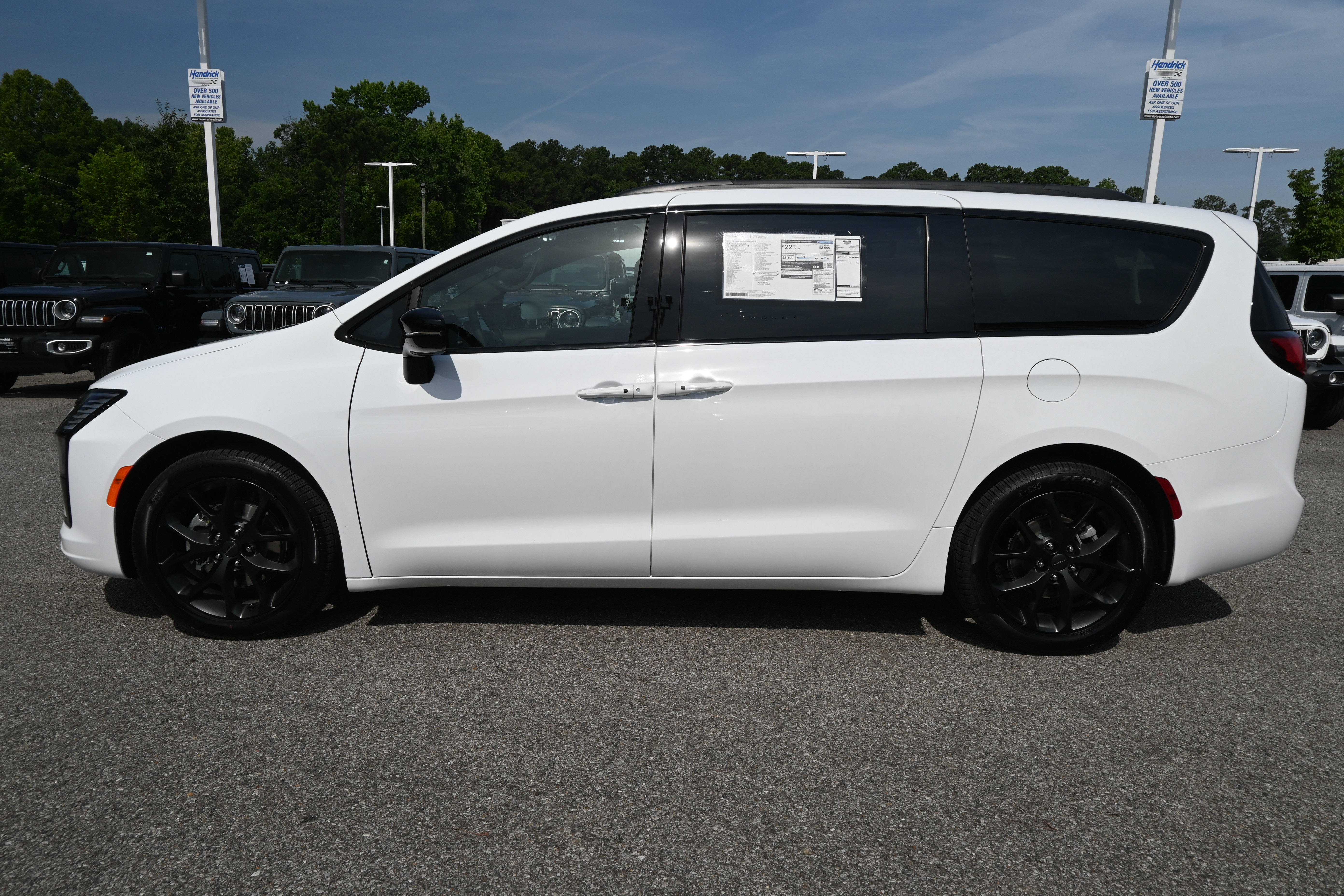 New 2027 Chrysler Pacifica Limited FWD image 7