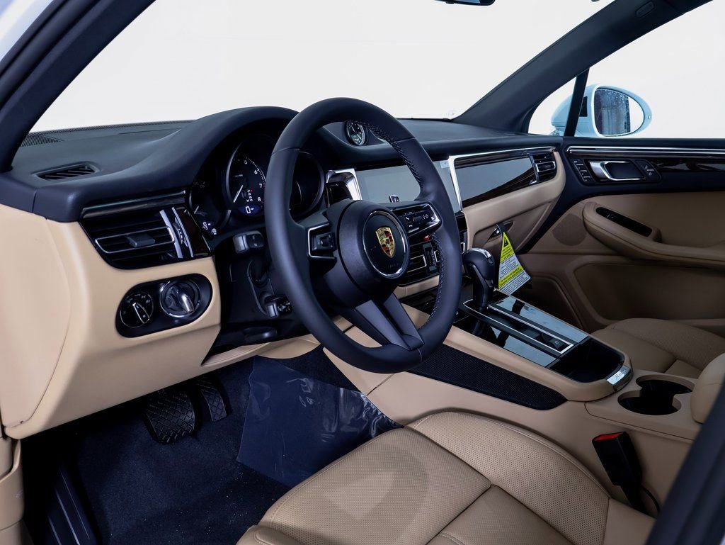 Certified 2025 Porsche Macan AWD/4WD image 5