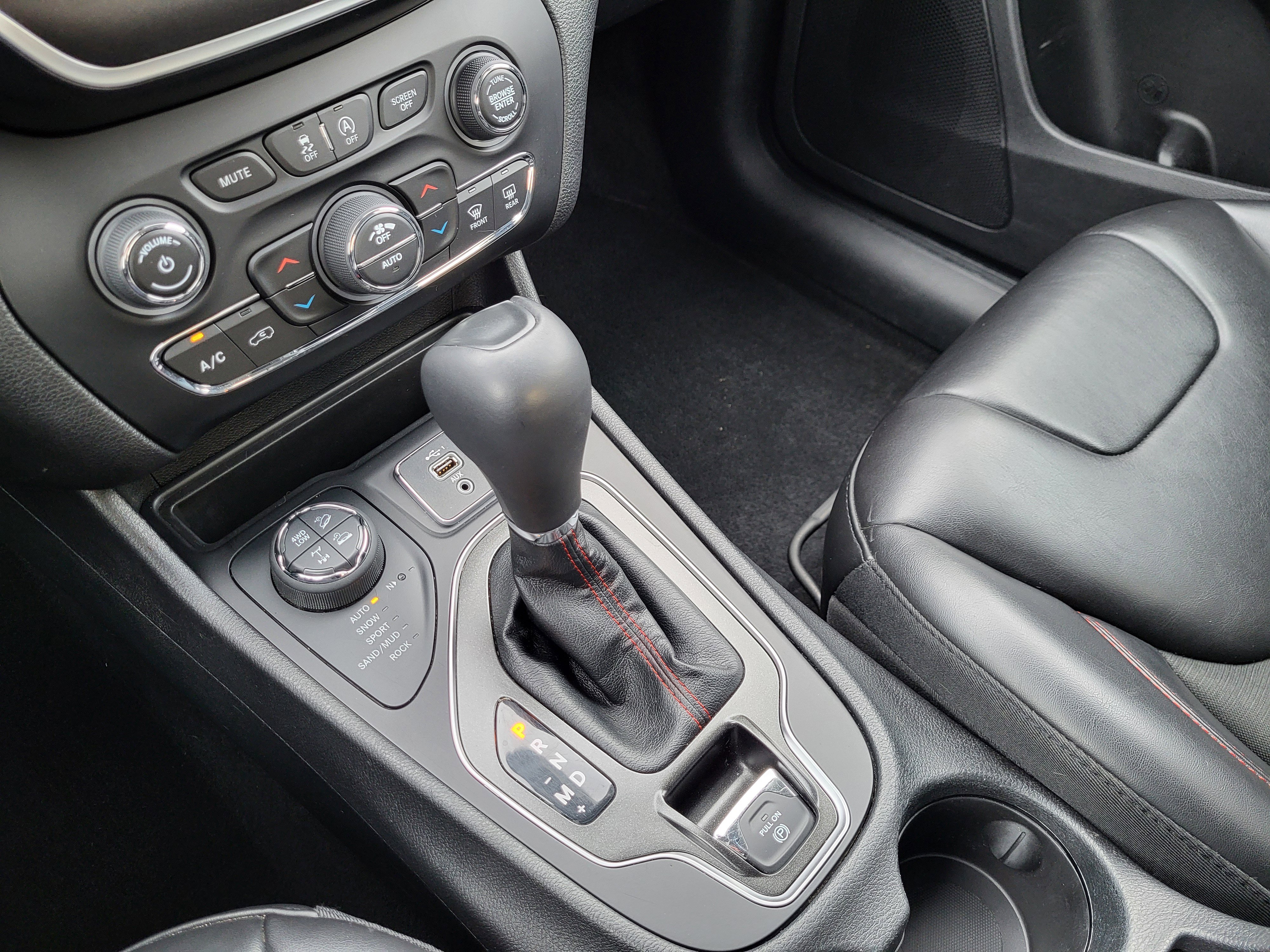 Used 2020 Jeep Cherokee Trailhawk w/ Cold Weather Group image 26