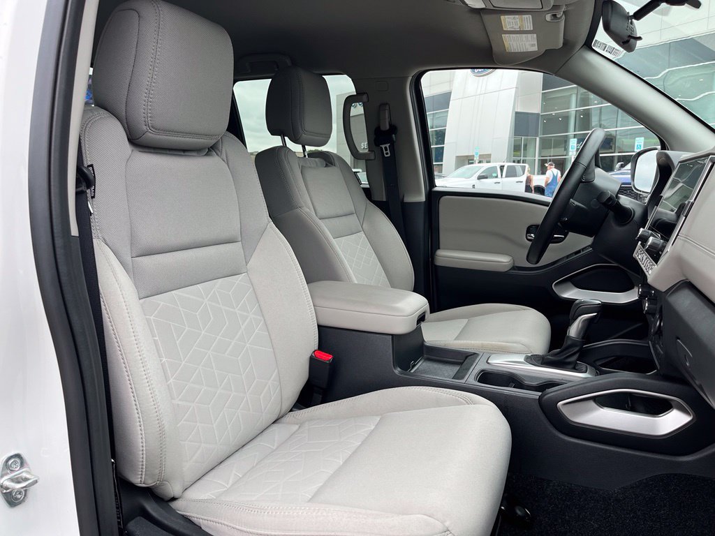 Used 2025 Nissan Frontier SV w/ SV Convenience Package RWD image 16