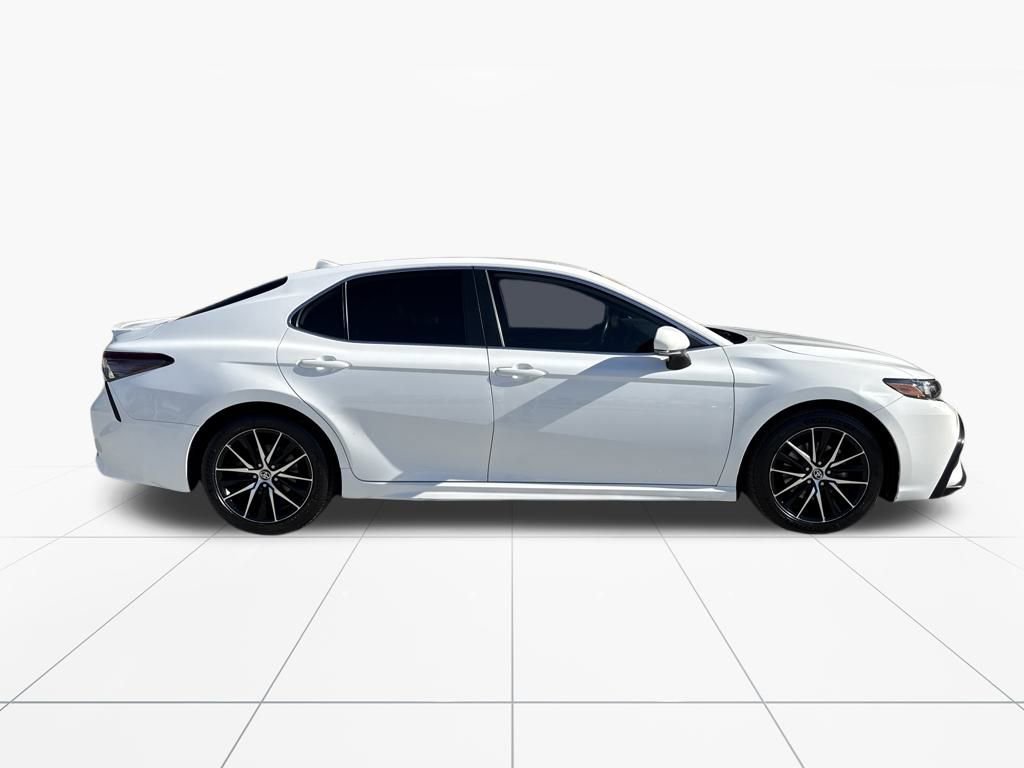 Used 2024 Toyota Camry SE image 10