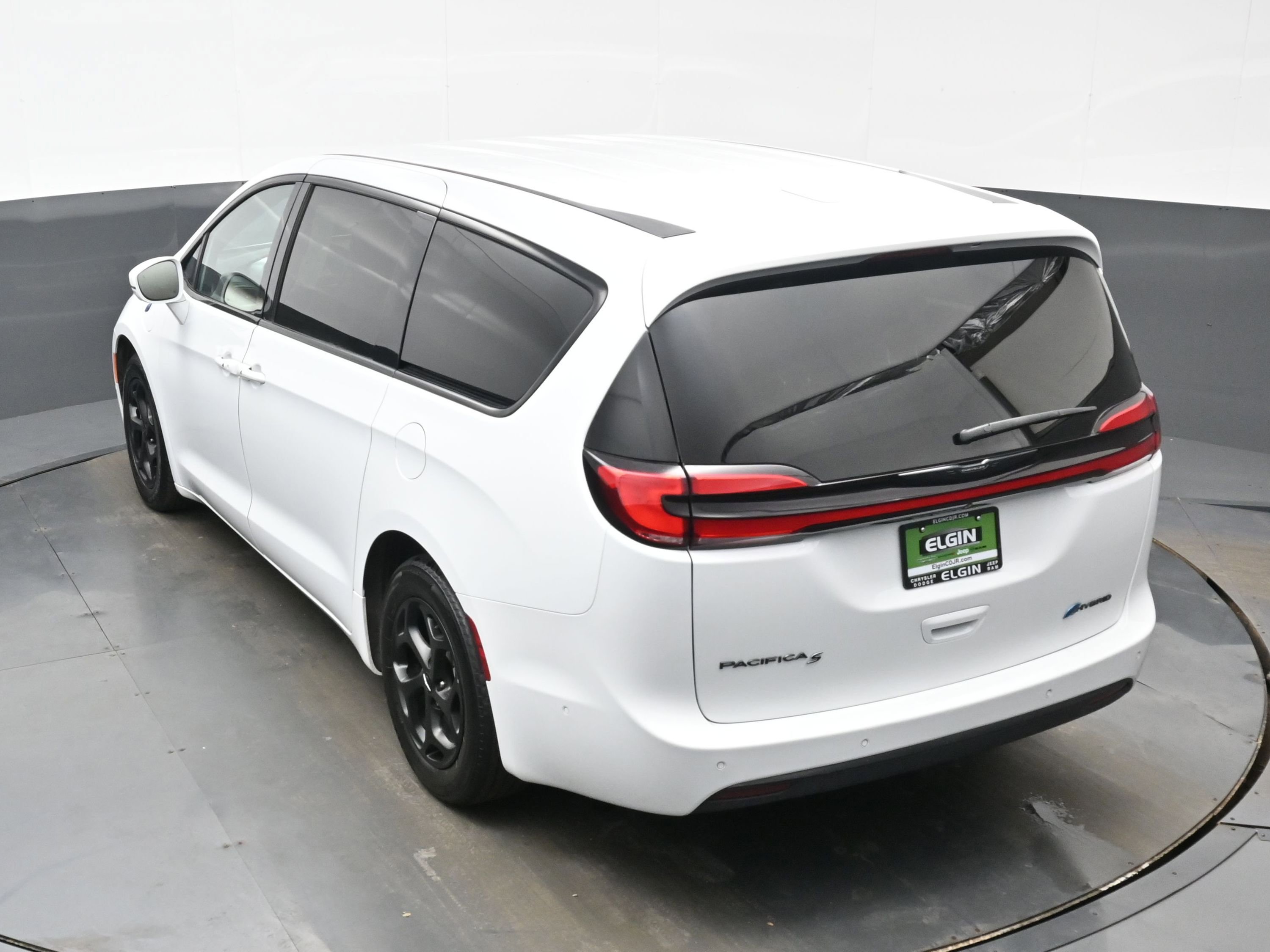 Used 2022 Chrysler Pacifica Touring-L w/ Uconnect Theater Family Group image 36