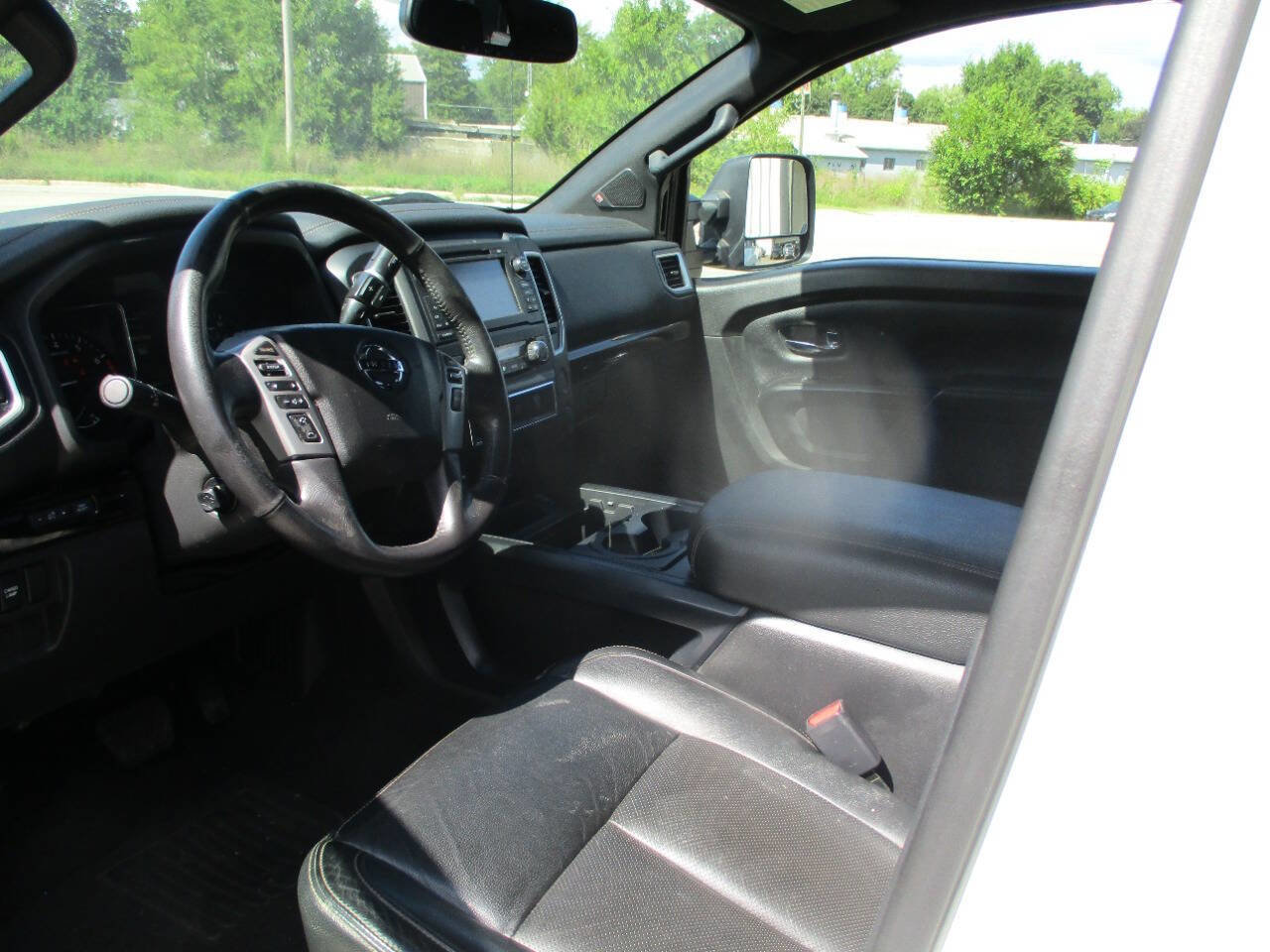 Used 2018 Nissan Titan SL image 8