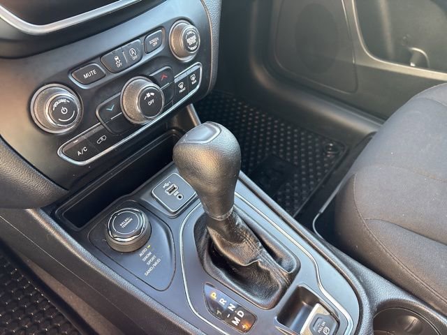 Used 2019 Jeep Cherokee Latitude w/ Cold Weather Group image 22