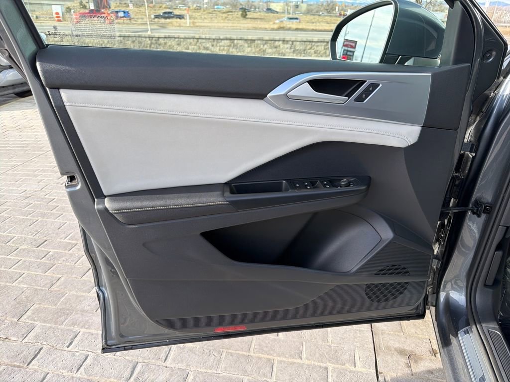 Certified 2025 Volkswagen Taos SE image 12