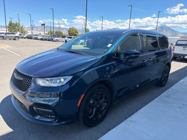 Used 2022 Chrysler Pacifica Touring-L w/ Uconnect Theater Family Group FWD image 3