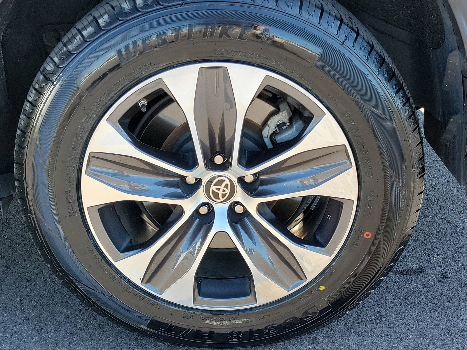 Used 2021 Toyota Highlander XLE image 12