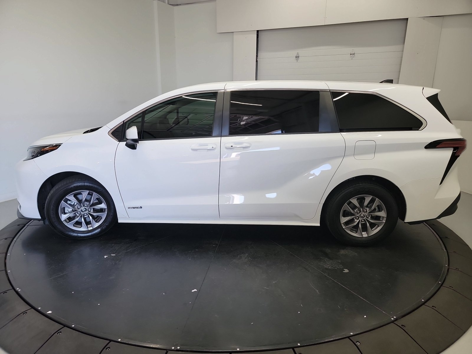 Used 2021 Toyota Sienna LE FWD image 4