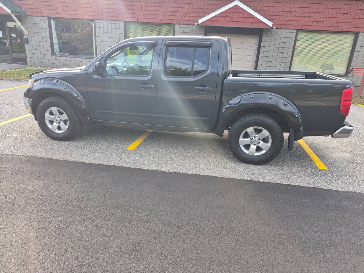 Used 2010 Nissan Frontier SE AWD/4WD image 5