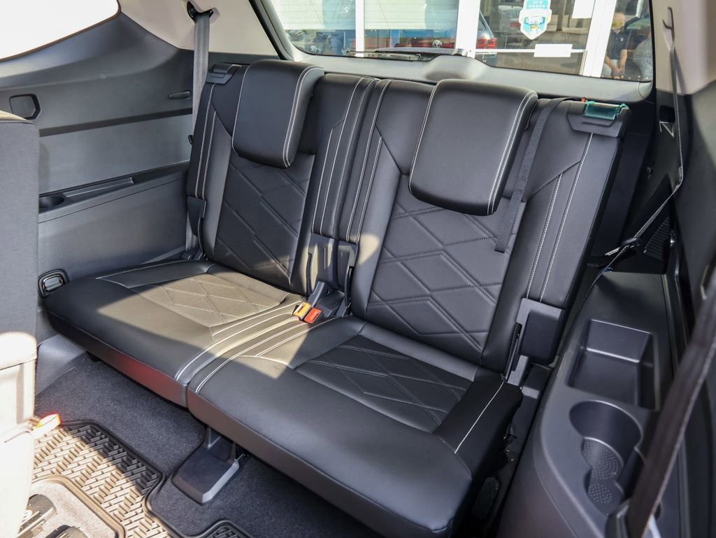 Certified 2025 Volkswagen Atlas SE w/ Black Wheel Package image 16