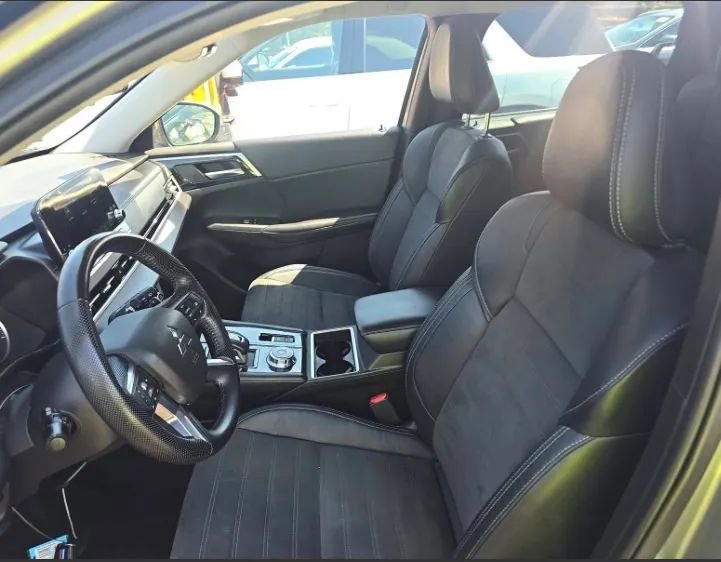 Used 2023 Mitsubishi Outlander SE FWD image 6