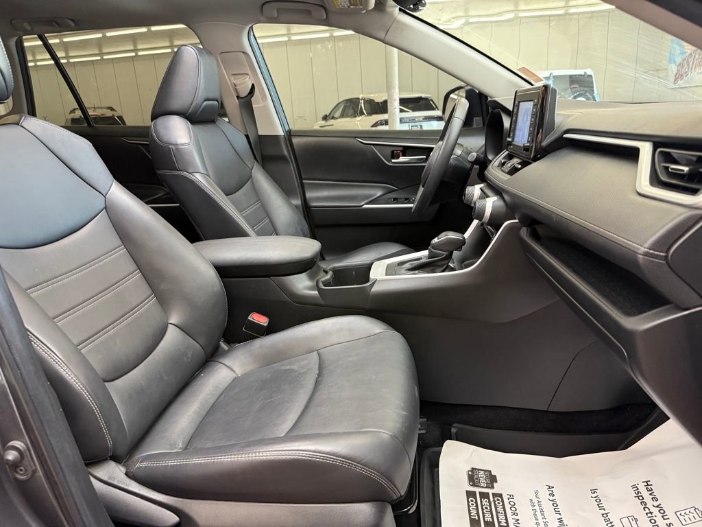 Used 2022 Toyota RAV4 XLE Premium image 11