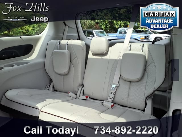 Used 2019 Chrysler Pacifica Limited w/ Tire & Wheel Group FWD image 11