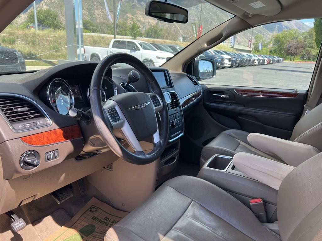 Used 2016 Chrysler Town & Country Touring FWD image 28