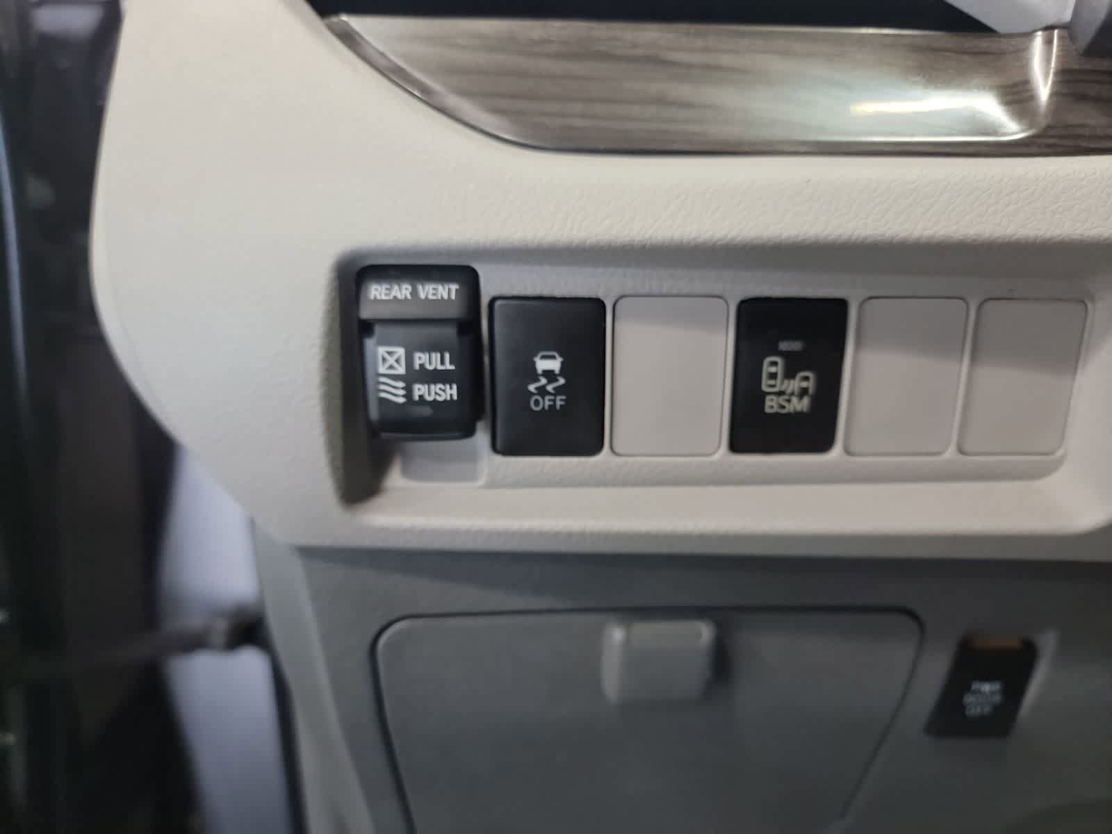 Used 2016 Toyota Sienna XLE FWD image 18